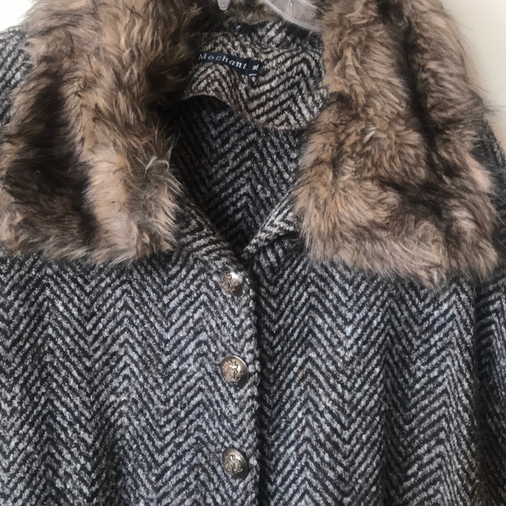 Cape Tweed with faux fur collar - Picture 3 of 4
